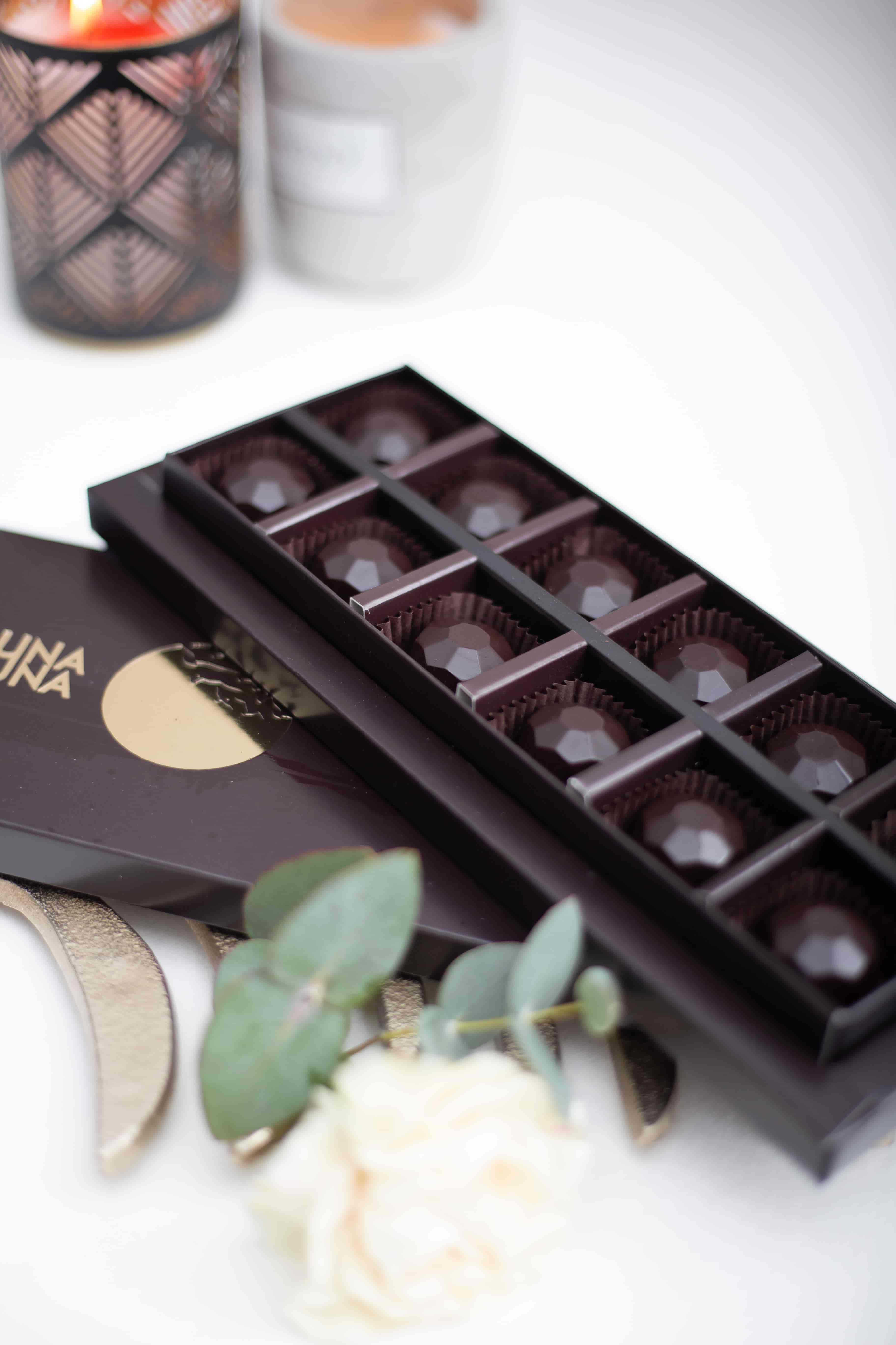 Шоколадні цукерки в подарунковій коробці