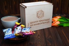 Набор конфет "Центр противодействия дезинформации" (деревянная коробка) – 500 г