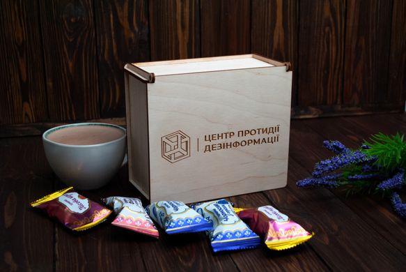 Набір цукерок "Центр протидії дезінформації" (дерев'яна коробка) – 500 г